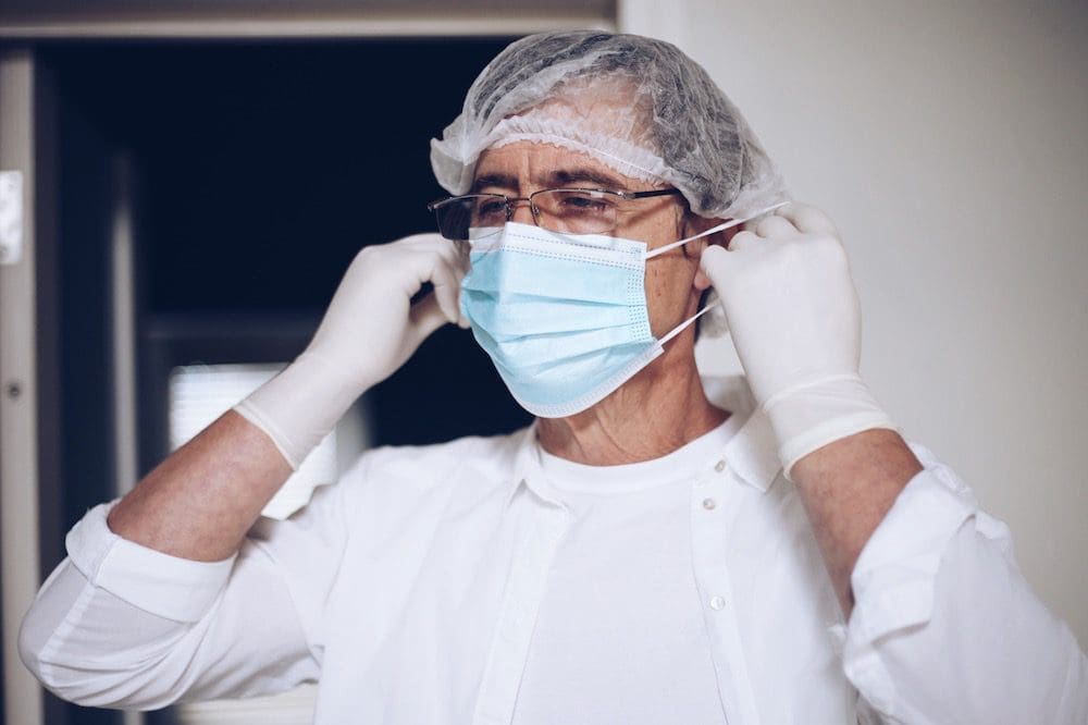 surgeon applying medical mask